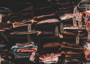 Fasony spodni modne w sezonie wiosna-lato 2023