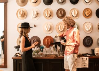 Przegląd nakryć głowy – co nosić latem?