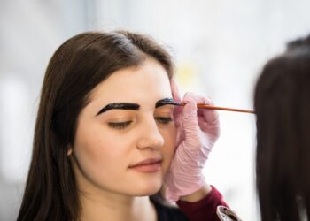 Farbki do brwi Thuya – dlaczego warto je wybrać?